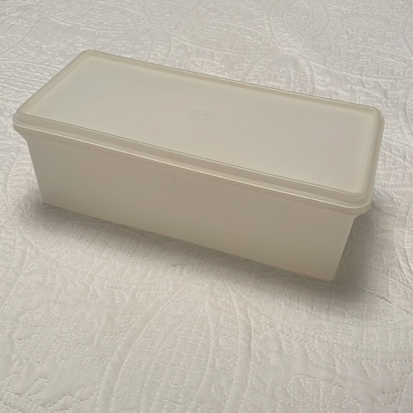 Tupperware Rectangular Large Food Storage or Bread Keeper Container - Picture 10 of 10